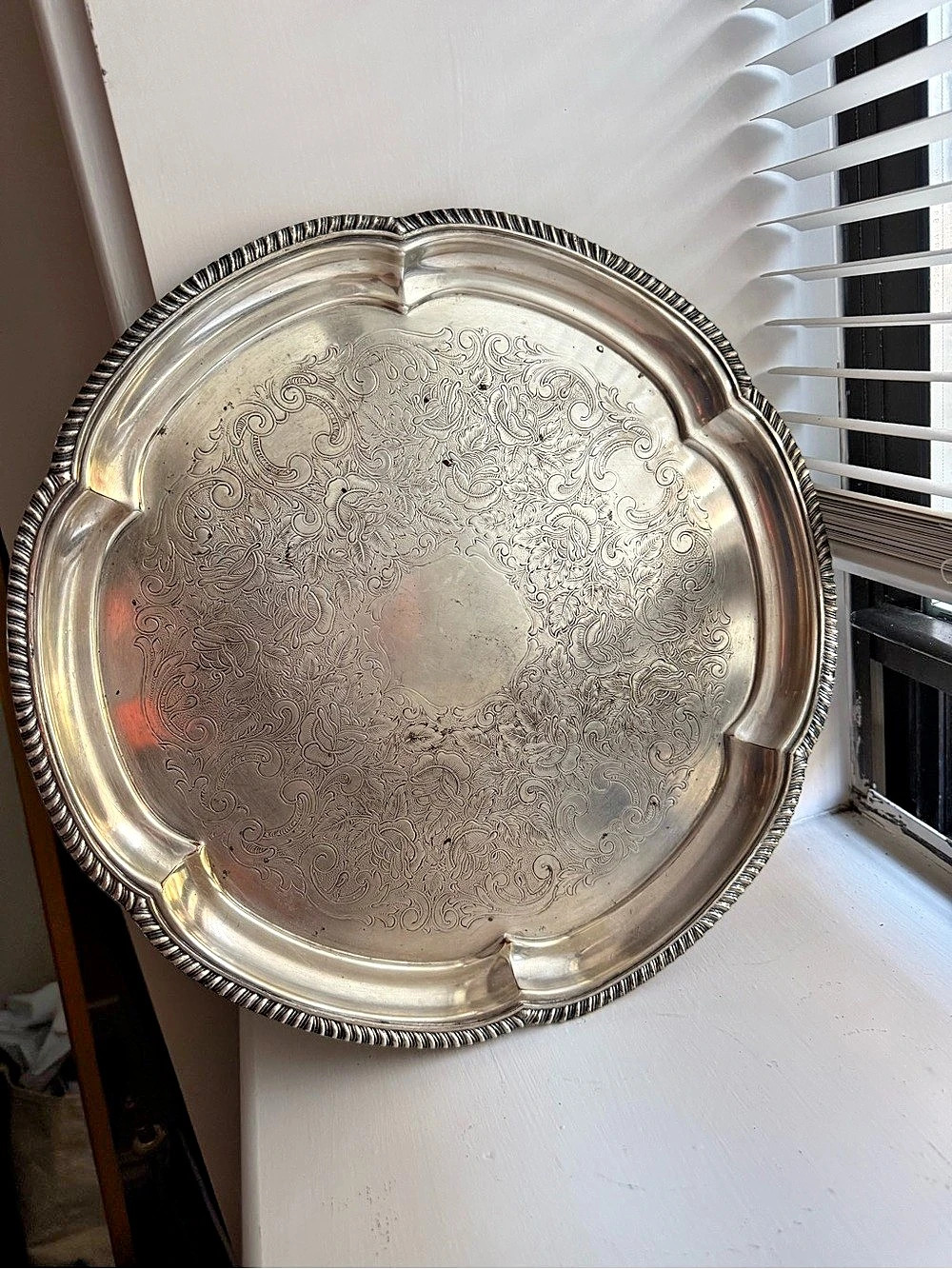 Silver platter ! The Sheffield Silver Co. Vintage - silver plated 14”